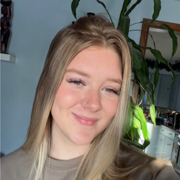 Meet your Posher, Ciara - Picture 1 of 1